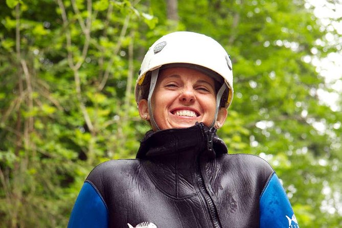 Beginner canyoning in the Starzlachklamm - Abseiling and water jumps: how beginners stay in control