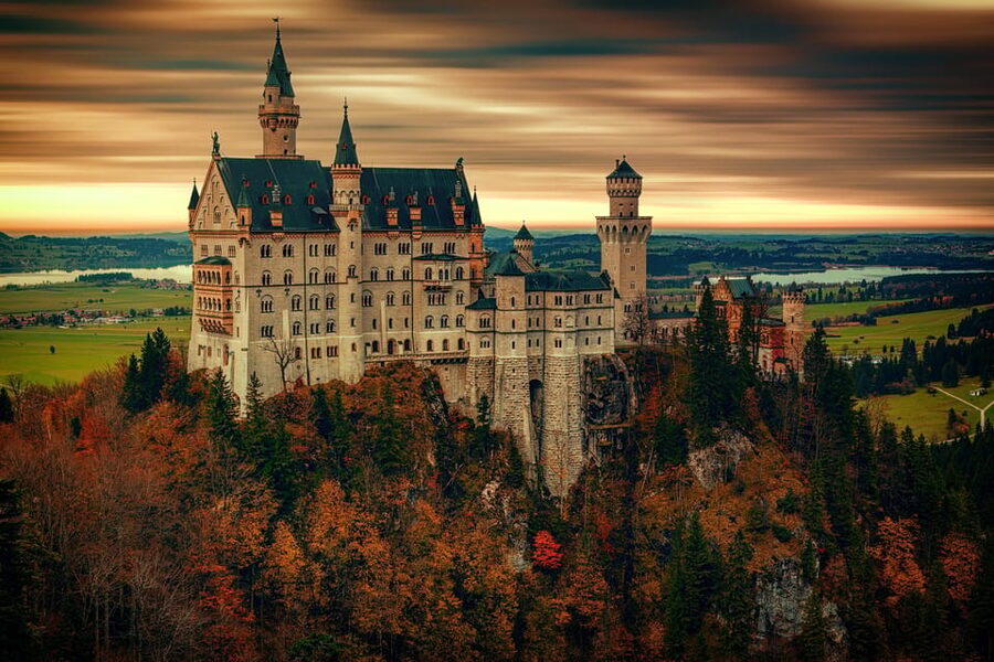 From Füssen: Neuschwanstein & Linderhof Castles Private Tour - Oberammergau lunch break: woodcarvings, painted houses, and breathing room