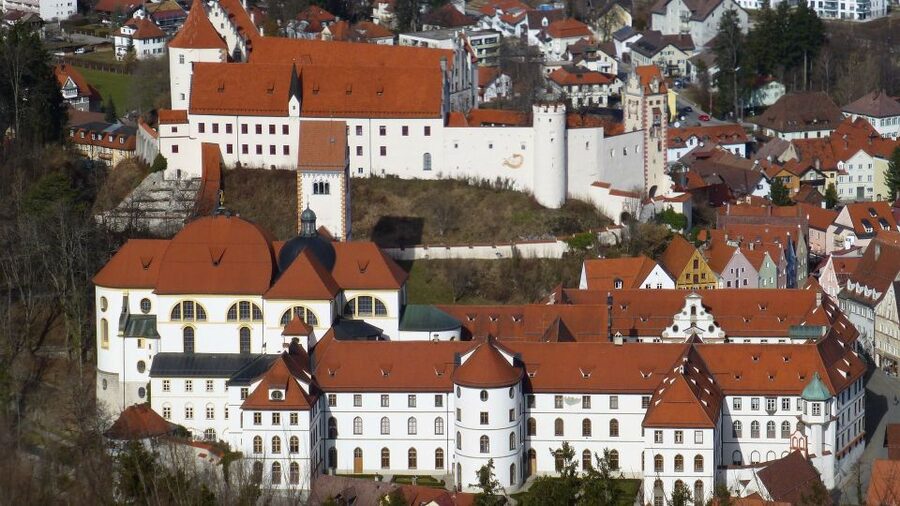 Füssen: Private Guided Walking Tour - Cobblestones, town walls, and baroque churches you can actually read