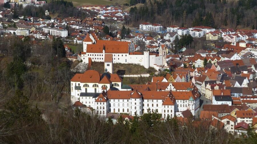 Füssen: Private Guided Walking Tour - Getting oriented at Schrannenplatz (and why it helps)