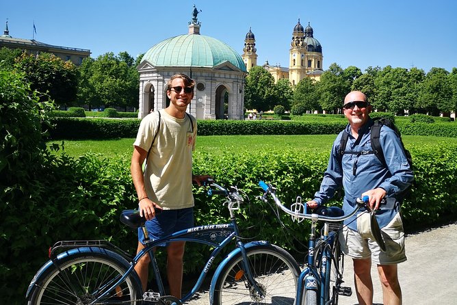 Mini Classic Bike Tour @ 4pm incl. Beer Garden & Surfers 2,5 hrs - Cycling past the Residenz and slipping through Hofgarten calm