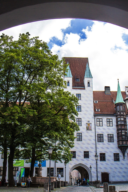 München: Stadtführung Henker, Huren, Hexen in GERMAN - Alter Hof, and the contrast between power and punishment
