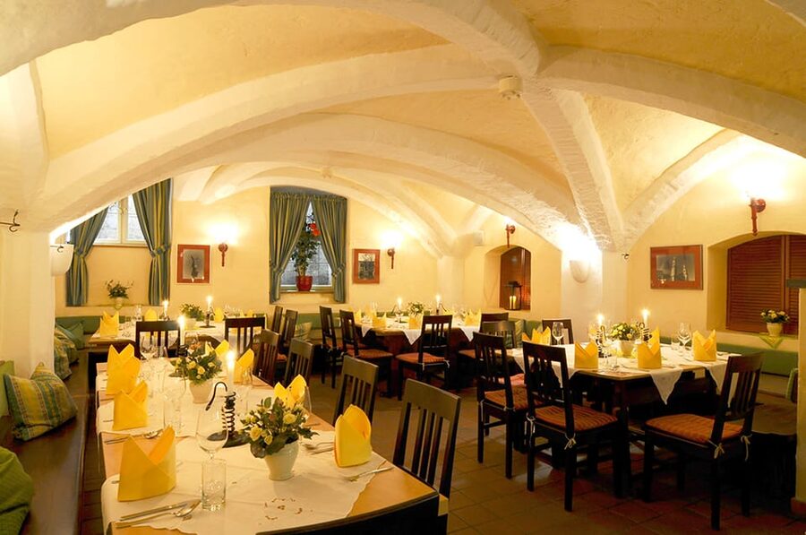 Munich: 3-Hour Culinary Nightwatch Tour - Gruftgasse and Schäfflergasse, where wine beats beer
