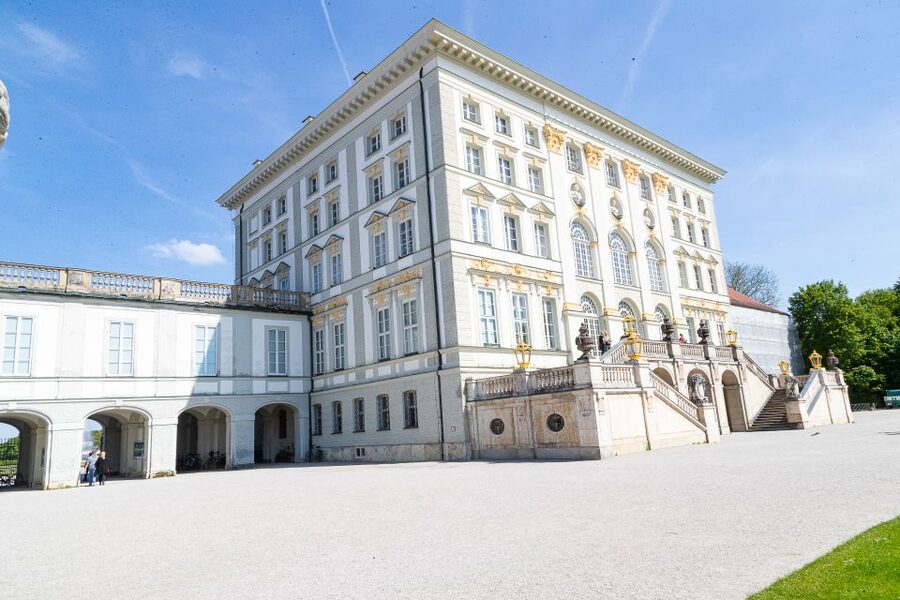 Munich: Big Bus Hop-On Hop-Off Sightseeing Bus Tour - Eisbach and the Deutsches Museum stop: a quick reality check