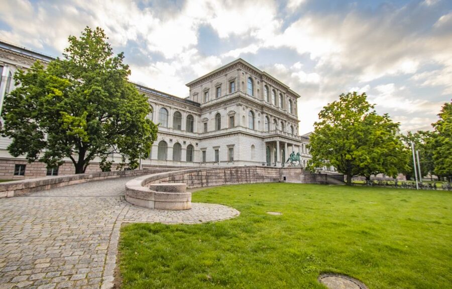 Munich: Capture the most Photogenic Spots with a Local - Starting at Café Frischhut: A Simple Way to Get Oriented