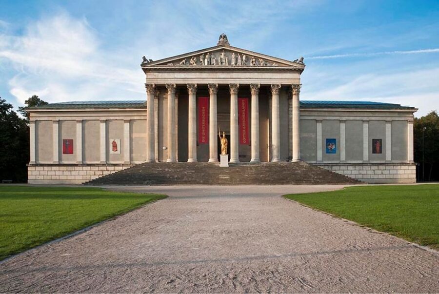 Munich: City Pass 45+ Top Attractions and Public Transport - Guided tours in Old Town and at the City Hall