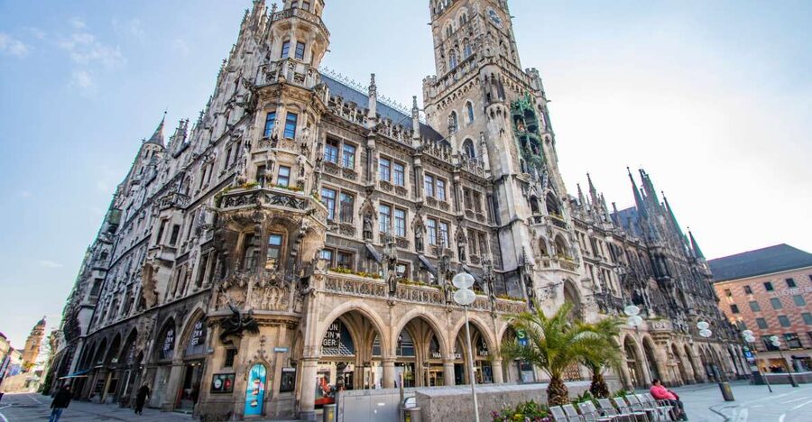 Munich: Express Walk with a Local in 90 minutes - Getting Oriented Fast at Café Frischhut