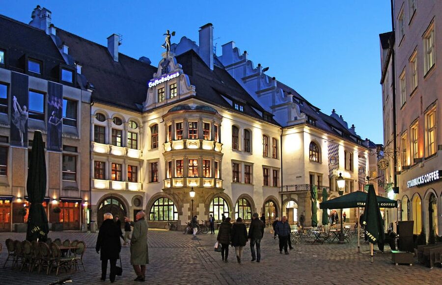 Munich: Food Tour Beer- 3 small beers & "Brotzeit" in GERMAN - Starting at Marienplatz with a beer-town story