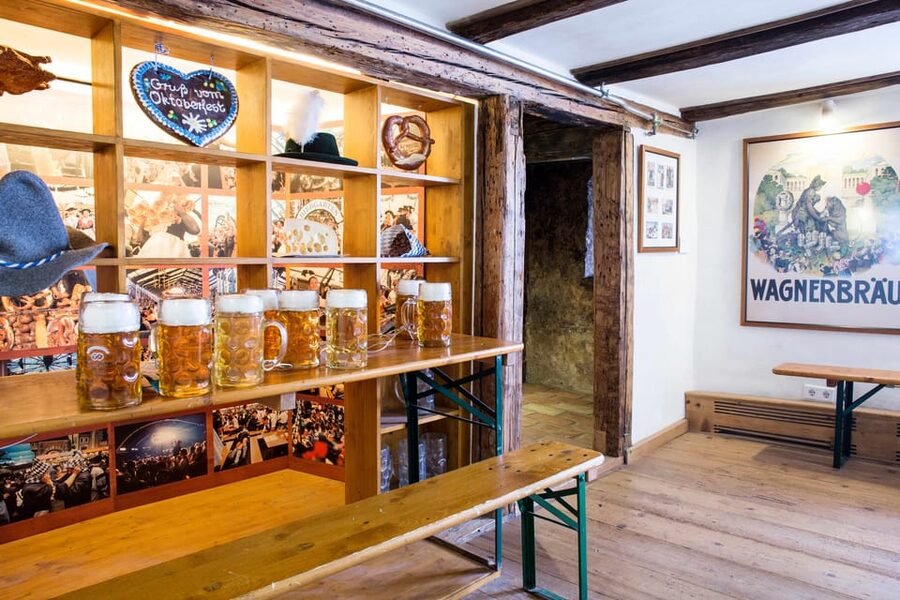 Munich: Food Tour Beer- 3 small beers & "Brotzeit" in GERMAN - Who this tour fits best
