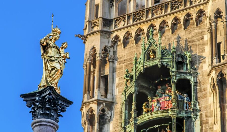 Munich: Highlights Private Bike Tour with Licensed Guide - Sendlinger Tor, Residenz, and Odeonsplatz: royal Munich by bike