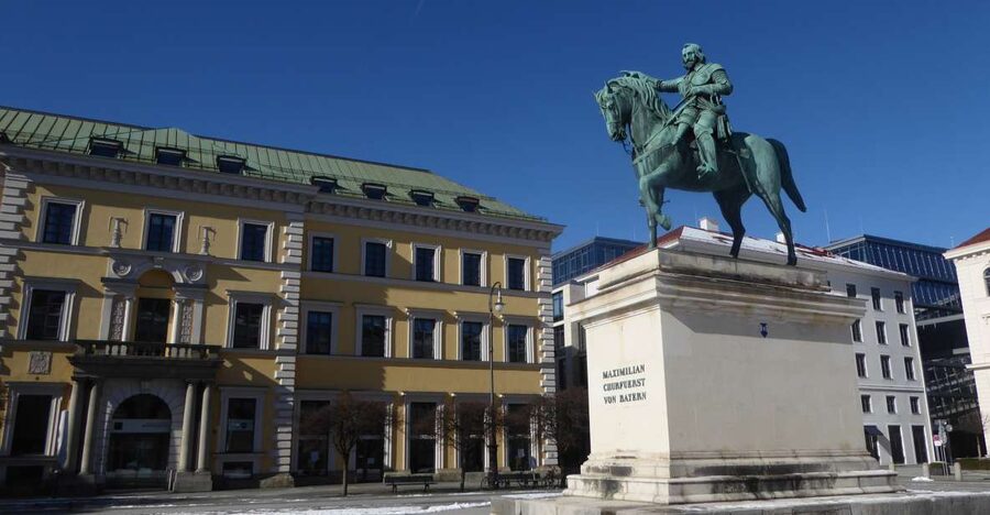 Munich: Historical Walking Tour Maxvorstadt with GEO Epoche - Meeting at Theatinerkirche and getting oriented fast