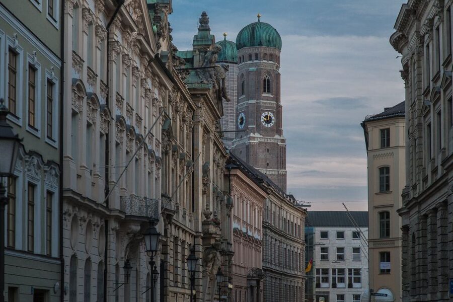 Munich - Illuminati & other Secret Societies, Tour in German - Frauenkirche and Promenade square: the Golden Fleece thread