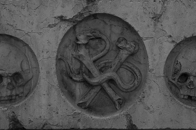 Munich Macabre Group Walking Tour - Finding Fischbrunnen at Marienplatz, and what to expect from the 6 pm pace