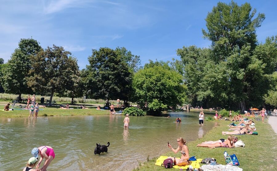 Munich: Mini Classic Bike Tour with Beer Garden Stop at 4 PM - A brief Hofgarten pause that changes the mood
