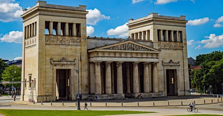 Munich: National Socialism Historical Tour in GERMAN - Königsplatz: the starting point that frames the whole movement