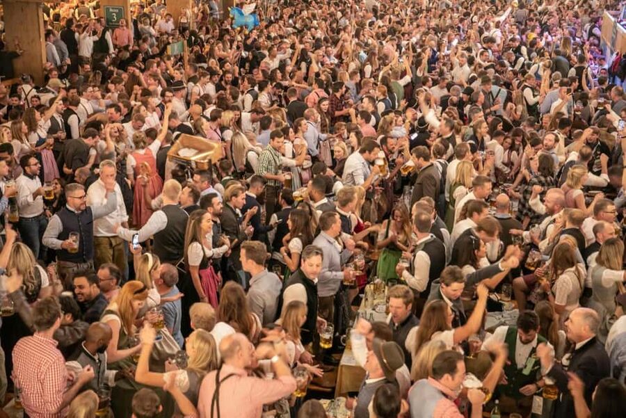 Munich: Oktoberfest Big Beer Tent Evening including table reservation - Where you meet and how you get to the Wiesn