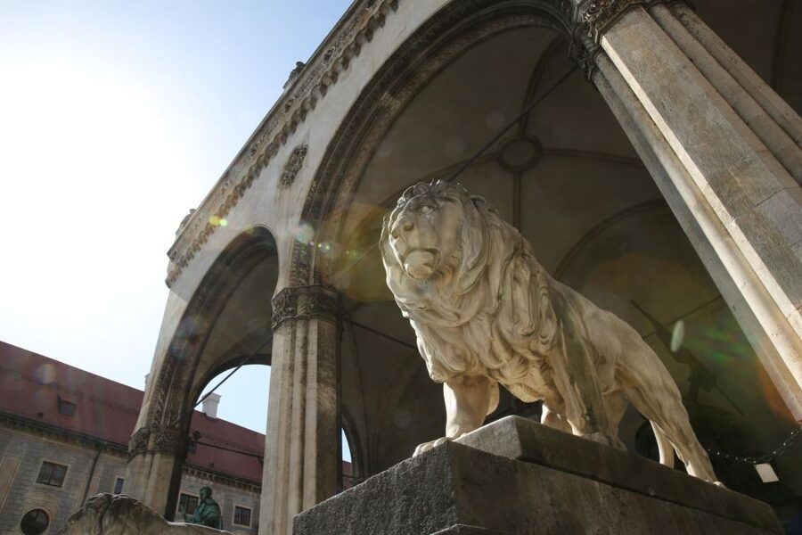 Munich: Old Town Guided Walking Tour - Maximilianstrasse and Odeonsplatz: where Munich leans royal
