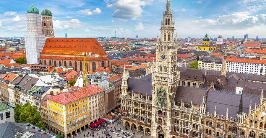 Munich: Old Town & Viktualienmarkt City Walk in German - Where the walk begins: Marienplatz, right by the Gothic Town Hall
