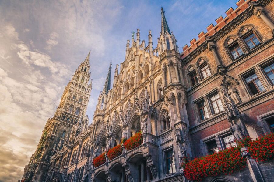 Munich: Old Town & Viktualienmarkt City Walk in German - Odeonsplatz and the rhythm of a well-paced old town walk