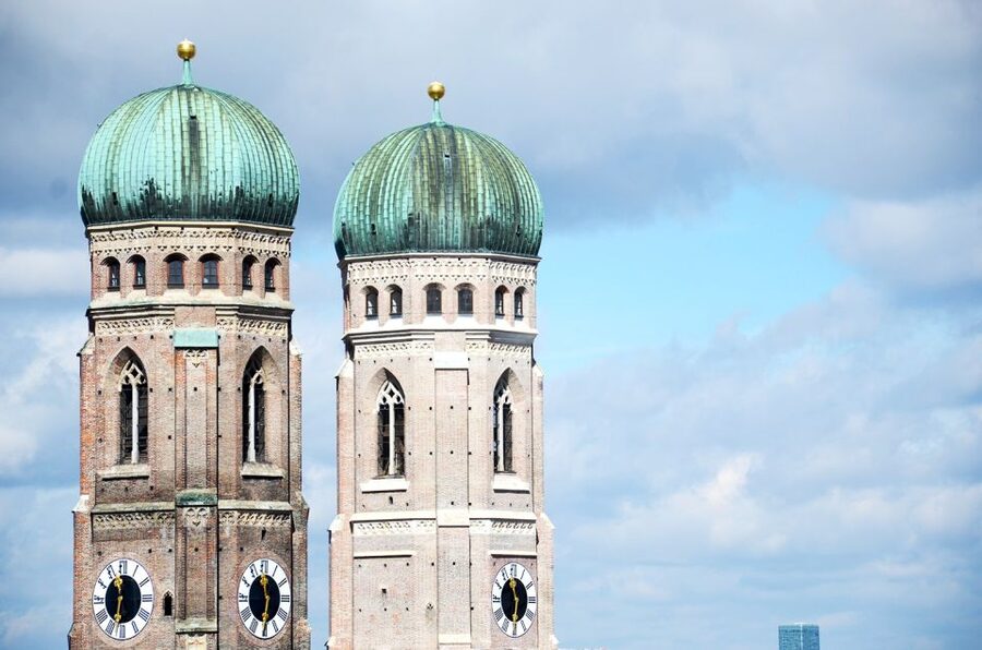 Munich: Old Town Walking Tour in Spanish - Frauenkirche and Marienplatz: where the city becomes obvious