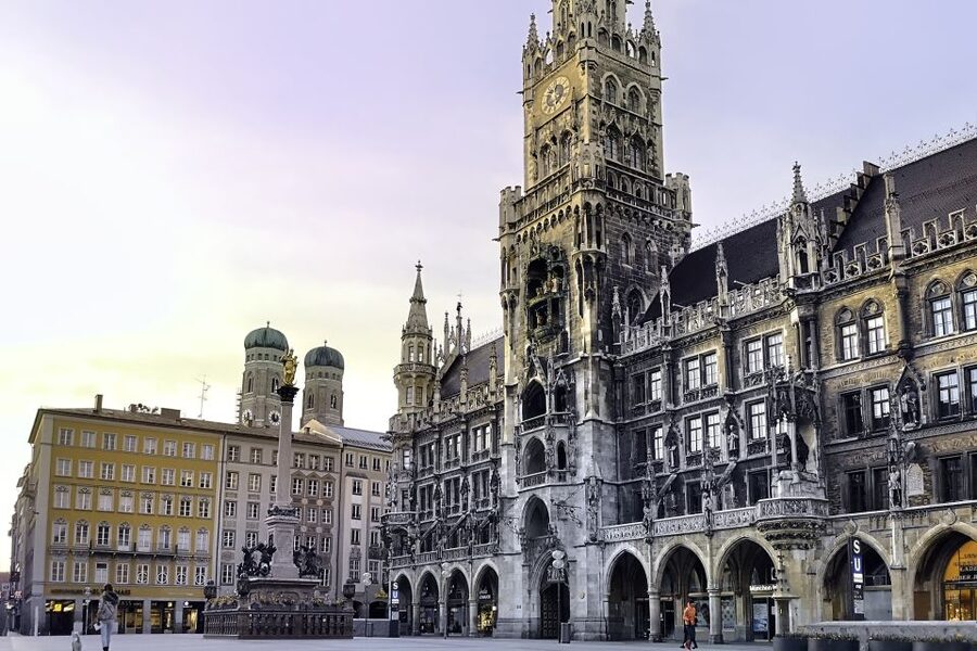 Munich: Old Town Walking Tour in Spanish - Sant Michael: the church stop that sets the tone