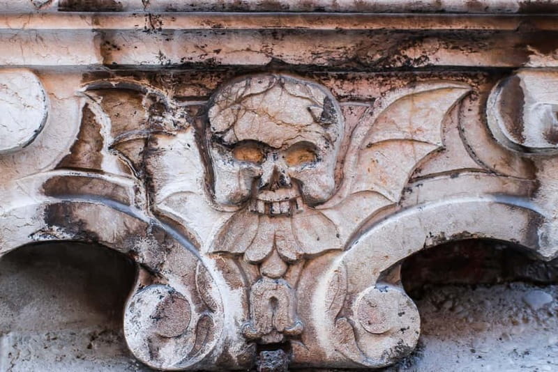 Munich: Raven Black Witches and Executioners Walking Tour - Hackenviertel and Hofstatt: where the guide points the fear