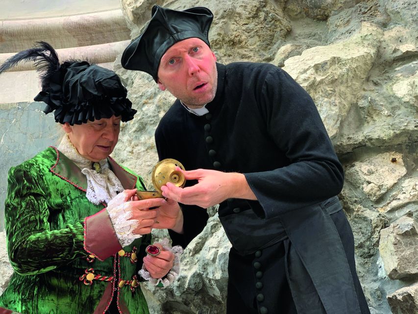 Munich: Scary Tour with actors in GERMAN - A 90-minute walk where Munich’s darker legends turn theatrical