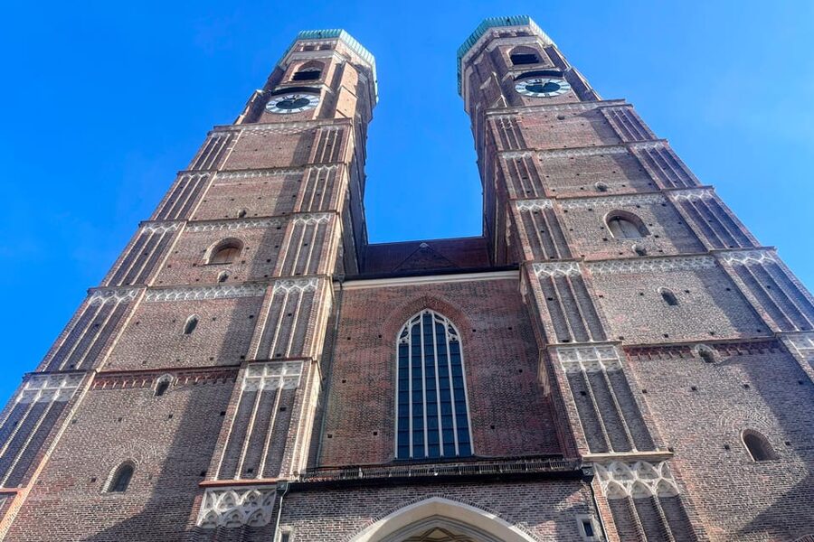 Munich: Self-guided sightseeing scavenger hunt for families - Lili&Oskar and Bavarian dialect: what your family actually gets out of it