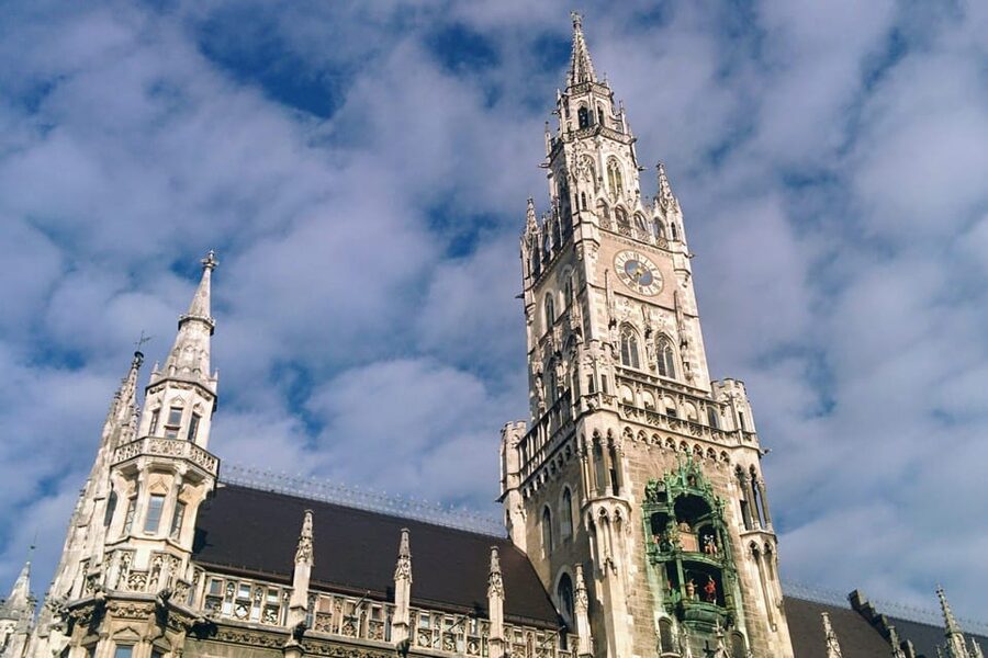 Munich: Self-guided sightseeing scavenger hunt for families - Logistics that matter: getting the box, bringing what you need
