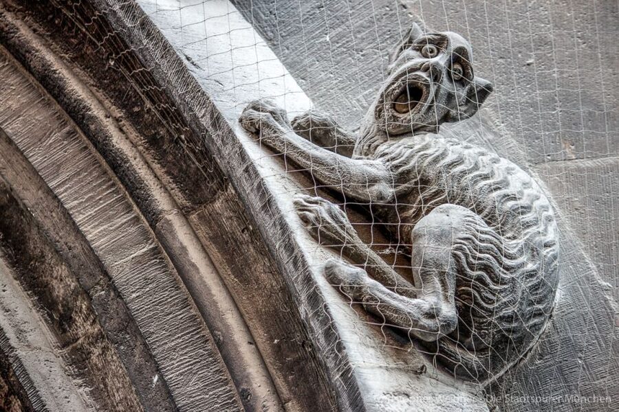 Munich: Spooky Tour of Old Town in German - A German tour that stays fun, even in winter