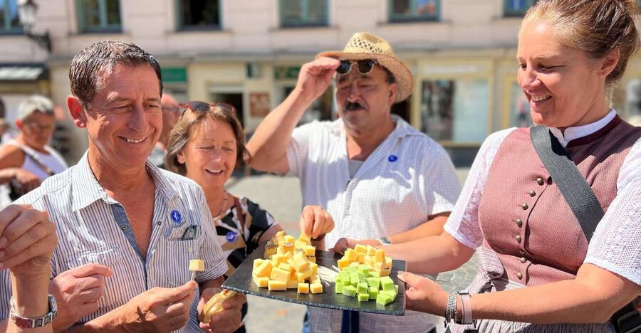 Munich: Viktualienmarkt Food Tasting Tour in German - What the market history adds to the eating (and what it doesn’t)
