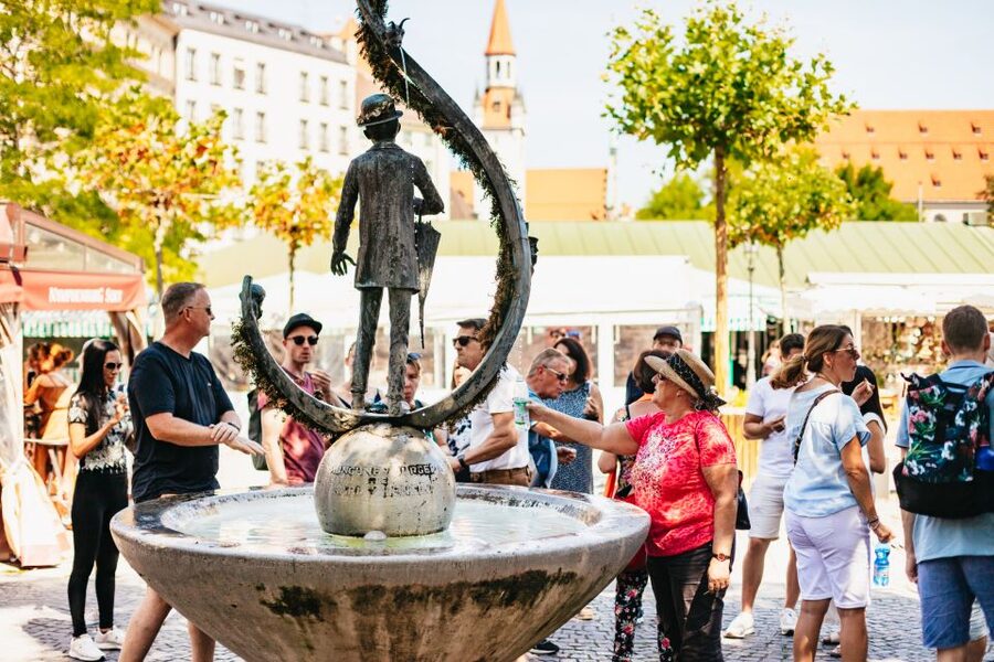 Munich: Viktualienmarkt Food Tour - Pace, group size, and what to bring (besides appetite)