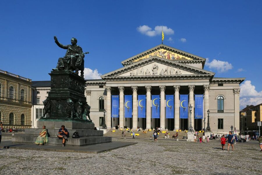 Munich: Walking Tour Old Town 3D VR Tour in GERMAN - Marienplatz time travel: 1570 West side scenes you can stand inside