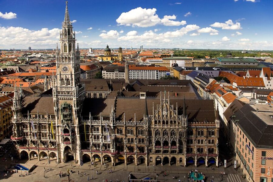 Munich: Walking Tour Old Town and Viktualienmarkt - Marienplatz to St. Peter’s Church: starting with Munich’s big-stage sights