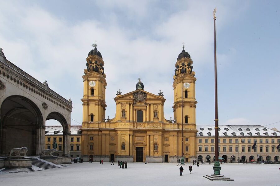 Munich: Walking Tour Old Town and Viktualienmarkt - Price and group value: $282 per group up to 30
