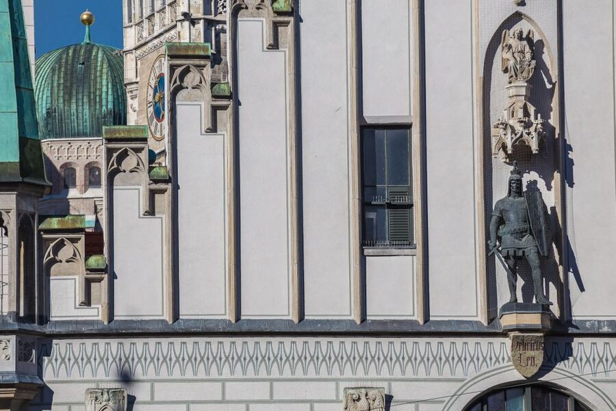 Mystic Munich - Sagas and Legends of the Old Town - New Town Hall and the Lindwurm: a monster you can point at
