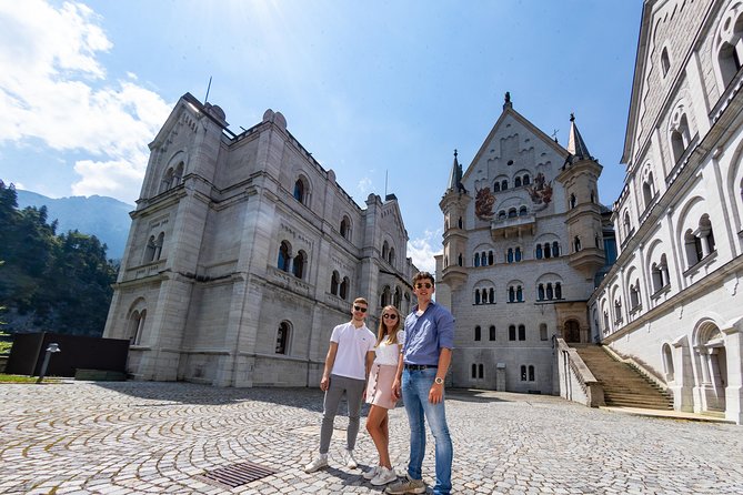 Premium Neuschwanstein Castle and Linderhof VIP Tour from Munich - The Premium Coach Perks: Bathroom, Snacks, and Less Stress