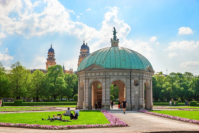 Private Munich Old Town Walking Tour - with optional Breakfast - Marienplatz to the Rathaus-Glockenspiel: the city’s famous clockwork theater