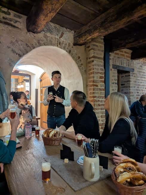 Pub crawl incl. Oktoberfest museum guided tour with beer tasting (private) - Beer tasting and pretzels: how to drink like a local