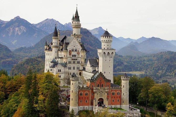 Skip-the-Line Neuschwanstein Castle Tour from Munich - Meeting in Munich and the early start reality