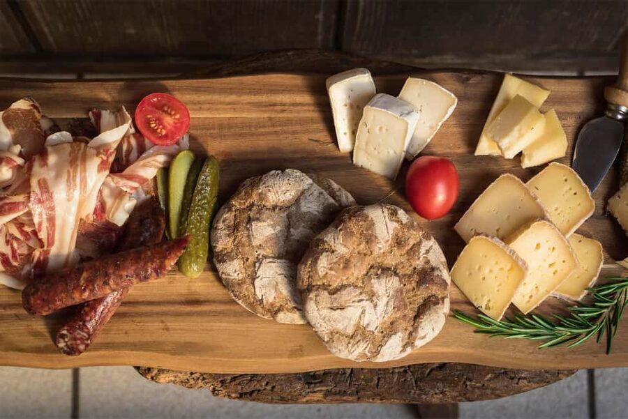 South Tyrolean specialties and wine tasting - Marende pairing: bacon, cheese, Kaminwurzen, Schüttelbrot